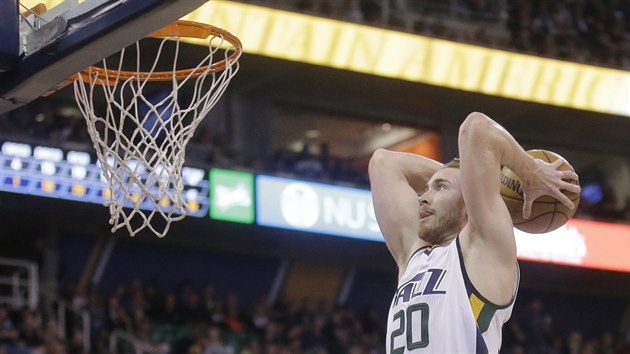 Gordon Hayward z Utahu se sousted na sme.