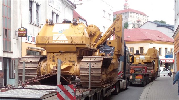 Nadrozmrn soupravy, kter zablokovaly dopravu v centru Nchoda (3.7.2017).