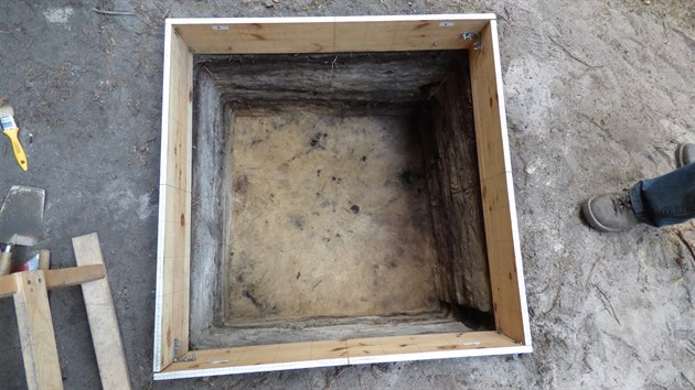 Archeologov kopou sondu v mst ohni pod pevisem ve Vl rokli v Adrpasko-teplickch skalch (15. 6. 2017). 