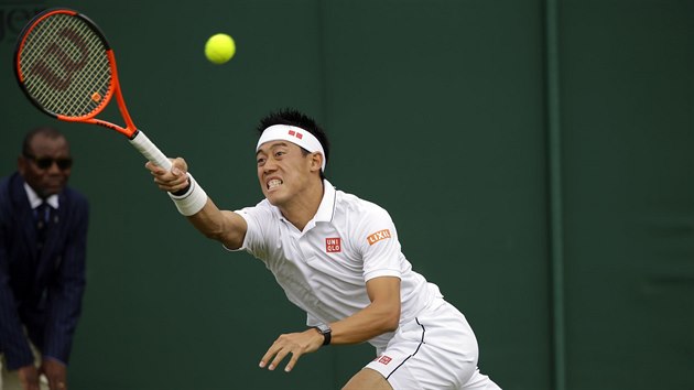 Japonec Kei Niikori se natahuje po mku v zpase prvnho kola Wimbledonu proti Italu Marcu Cecchinatovi.