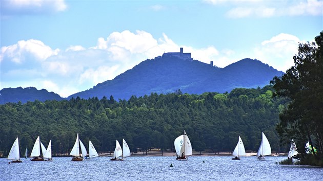 Regata na Mchov jezee. Prvn zvod jachet se tady jel v roce 1932.