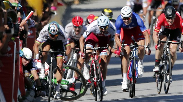Peter Sagan (vlevo v blm dresu) ped clem tvrt etapy Tour de France