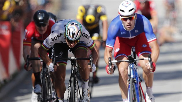 Peter Sagan (v blm) se t do cle tvrt etapy Tour de France.