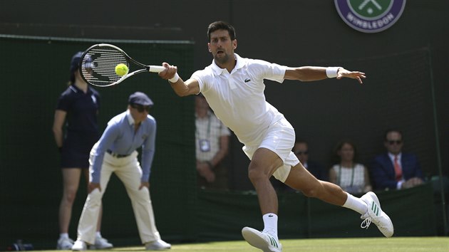 FORHEND. Novak Djokovi bhem duelu 2. kola Wimbledonu proti Adamu Pavlskovi.