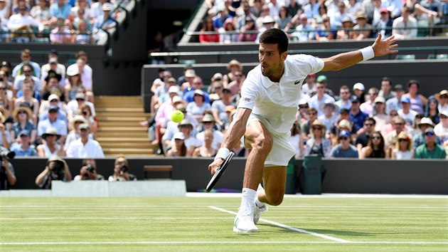 Novak Djokovi returnuje v duelu 2. kola Wimbledonu proti Adamu Pavlskovi.