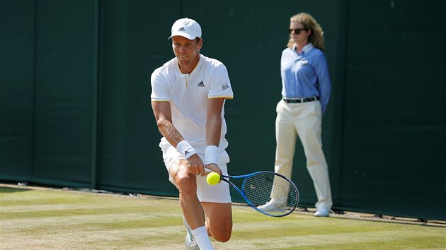 Tom Berdych returnuje v utkn 2. kola Wimbledonu.