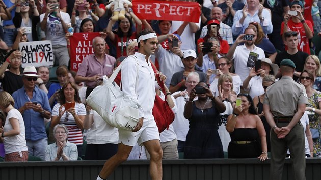 Roger Federer pichz na scnu duelu 2. kola Wimbledonu.