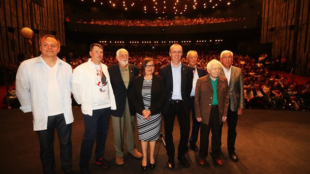 Delegace uvdjc zrestaurovanou verzi Obchodu na korze (1. ervence 2017).