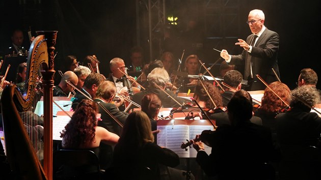 Oceovan skladatel James Newton Howard dil  na slavnostnm koncert ped hotelem Thermal proveden sti sv hudby k filmu Fantastick zvata a kde je najt v podn eskho nrodnho symfonickho orchestru (30. ervna 2017).