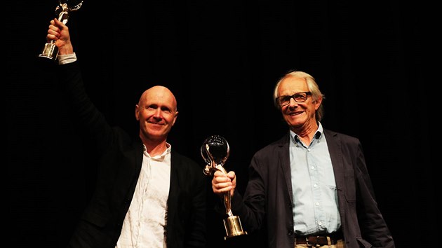 Paul Laverty a Ken Loach pzuj s prv zskanmi Kilovmi globy za pnos svtov kinematografii (3. ervence 2017).