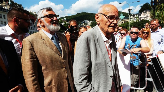 Václav Vorlíček s Jiřím Bartoškou před karlovarským divadlem (6. července 2017)