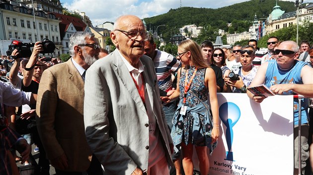 Václav Vorlíček s Jiřím Bartoškou před karlovarským divadlem (6. července 2017)