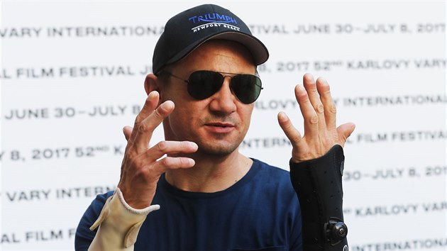 Americký herec Jeremy Renner je hlavní hvězdou druhé poloviny festivalu, do Varů dorazil ve čtvrtek (6. července 2017).
