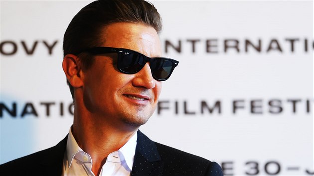Jeremy Renner se v Karlov�ch Varech pro�el po �erven�m koberci a p�edstoupil p�ed novin��e (7. �ervence 2017).