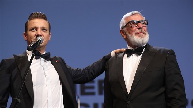 Jeremy Renner převzal cenu od Jiřího Bartošky a v emotivním proslovu upozornil na jeho práci pro festival. Prý by bylo škoda, kdyby šel do důchodu (8. července 2017).