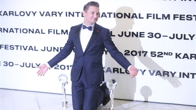 Jeremy Renner si ze závěrečného večera odnesl hned dvě ceny (8. července 2017).