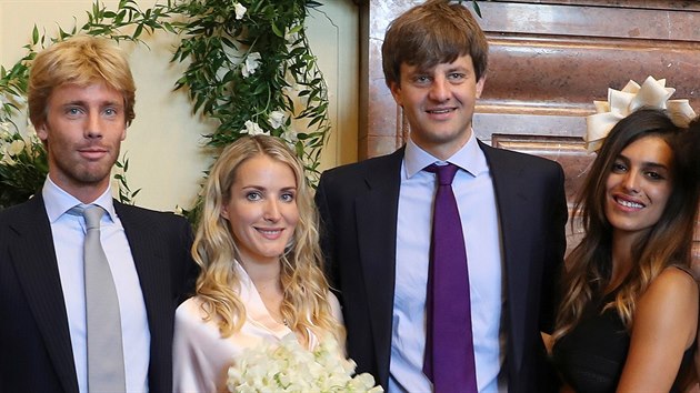 Nmeck princ Ernst August Hannoversk (s fialovou kravatou) a rusk designrka Jekatrina Malyevov (v rovm) se vzali na radnici (Hannover, 6. ervence 2017).