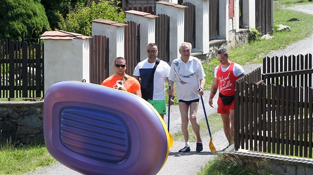 Milo Zeman o leton dovolen jako obvykle vyplul na svm gumovm lunu na hladinu rybnka v Novm Vesel na Vysoin (6.7. 2017)