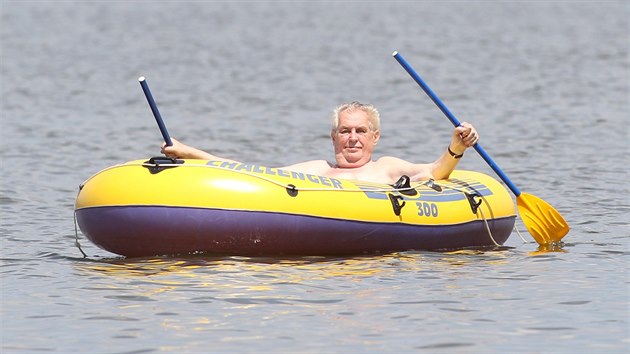Miloš Zeman o dovolené jako obvykle vyplul na svém gumovém člunu na hladinu rybníka v Novém Veselí na Vysočině. (6. července 2017)