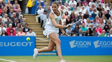 Karolína Plíková dobíhá míek ve finále turnaje v Eastbourne.