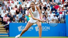 Karolína Plíková se napahuje k úderu ve finále turnaje v Eastbourne.