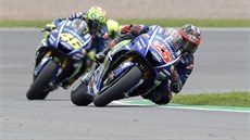 panl Maverick Vinales tsn ped Valentinem Rossim bhem nmecké Grand Prix.