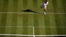 Stan Wawrinka podává bhem prvního kola WImbledonu v Londýn.