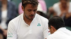výcar Stan Wawrinka se nechává oetovat bhem prvního kola Wimbledonu.