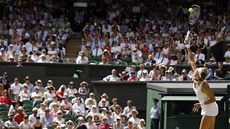 Viktoria Azarenková servíruje ped plnými tribunami ve Wimbledonu.