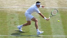 Kana�an Milos Raonic b�hem t�etího kola Wimlbedonu.