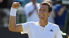 Tomá� Berdych slaví postup do osmifinále Wimbledonu.