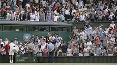 Roger Federer rozdává autogramy po vítzství nad Mischou Zverevem.