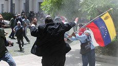 Do venezuelského parlamentu vtrhli píznivci vlády (5. ervence 2017).