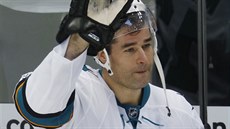 Patrick Marleau zdraví diváky jako první hv�zda ve�era v zápase mezi San Jose a...