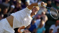 VYP�TÍ. Tomá� Berdych podává v zápase s Jeremym Chardym v prvním kole...