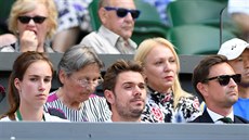 Stan Wawrinka sleduje po vypadnutí druhé kolo wimbledonského turnaje.