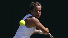 Barbora Strýcová se p�ipravuje na úder v utkání s Japonkou Naomi Osakovou.