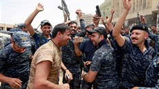 Irátí vojáci slaví v Mosulu poráku islamist (9. ervenec 2017).