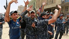 Iráčtí vojáci slaví v Mosulu porážku islamistů (9. červenec 2017).