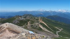 Panorama severním sm�rem: observato�, Yake (sv�tle zelený vrchol uprost�ed),...