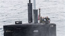 Posádka americké ponorky USS Toledo bhem protiponorkového cviení NATO u...