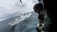 Nizozemská fregata HNLMS Evertsen bhem protiponorkového cviení NATO u Islandu