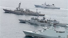 Bojové lod HDMS Esbern Snare (Dánsko), FS Latouche Treville (Francie), USS...