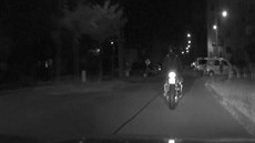 Zdrogovaný motorká  havaroval ped policejní hlídkou, nezvládl zatáku