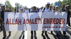 Spravedlnost naídil Alláh, hlásá nápis na transparentu píznivc turecké...