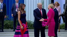 Trump nabídl ruku polské první dám, ta la pozdravit Melanii