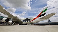 Na pražském letišti dosedl po sobotním poledni Airbus A380 ve speciálním...