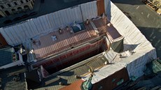 Snímek střechy olomoucké radnice, jejíž krovy se nyní opravují. Expertizy...