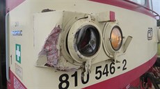 Následky srá�ky osobního vlaku s kamionem na �elezni�ním p�ejezdu u k�i�ovatky...