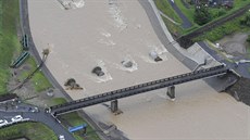 Zniený elezniní most ve mst Óita na jihozápad Japonska (6. ervence 2017)